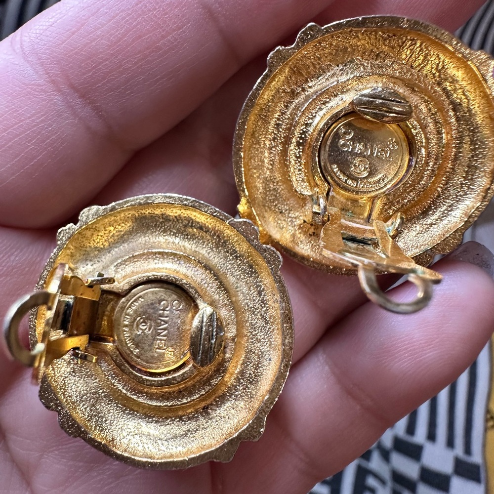 Vintage CHANEL 24K Gold Plated Faux Pearl Earrings Circa 1980’s - Picture 8 of 10